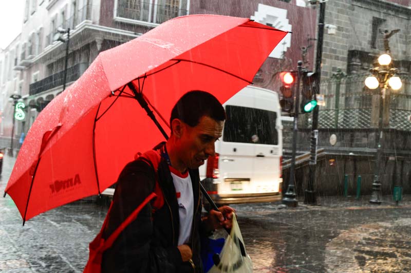 Tormenta tropical Mario y ondas tropicales provocan lluvias fuertes en Puebla