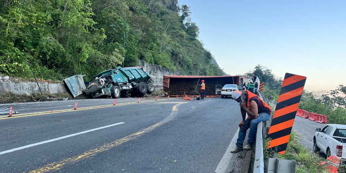 Volcadura de tráiler en Tlacuilotepec causa caos vial y fuga de ganado