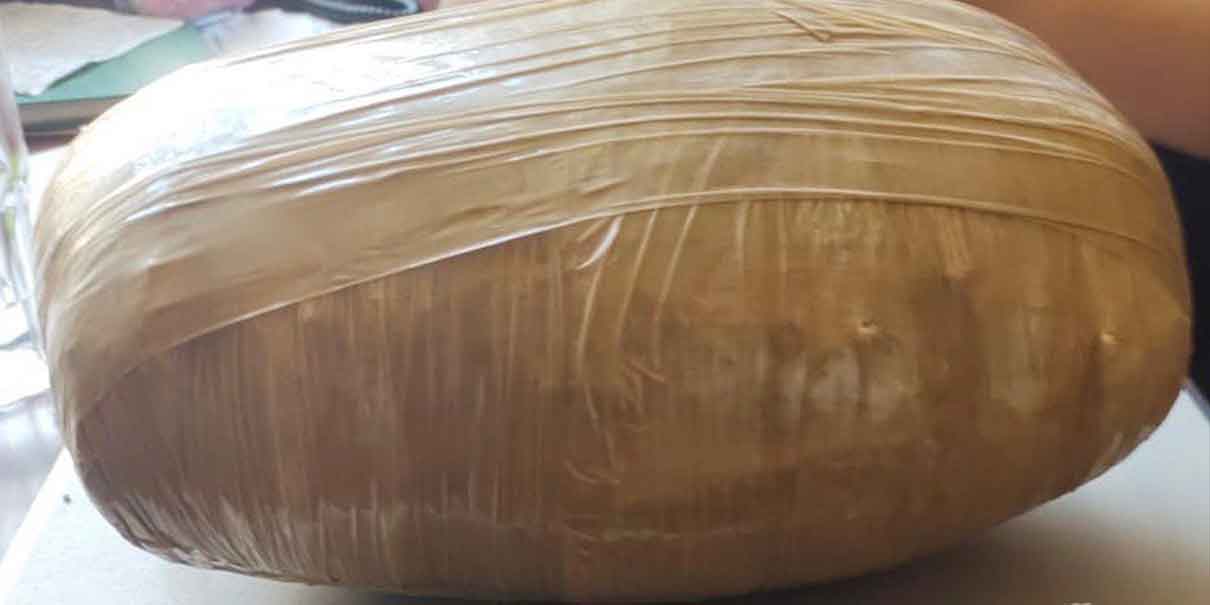  Como resultado de una serie de operativos realizados al interior de los penales de Puebla, Ciudad Serdán y Tepexi de Rodríguez, agentes de la Policía Estatal aseguraron más de cuatro kilogramos y medio de diversas sustancias ilícitas, teléfonos celulares y casi 6 mil artículos prohibidos. Los operativos en los centros penitenciarios fueron realizados con el apoyo de binomios caninos a fin de identificar posible droga, lo que derivó en el aseguramiento de presunta marihuana (4.507 kilogramos y 18 plantas) cristal (31.61 gramos) y heroína (27.99 gramos). Te puede interesar: Es prioridad en este 2023 mejorar penales y hospitales de Puebla Aunado a ello, fueron decomisados 5 mil 714 artículos prohibidos tales como cargadores, audífonos, reproductores de música, memorias usb y objetos punzocortantes, así como 39 teléfonos celulares. Estas cifras son resultado de diversas acciones realizadas en la última semana. *BC 