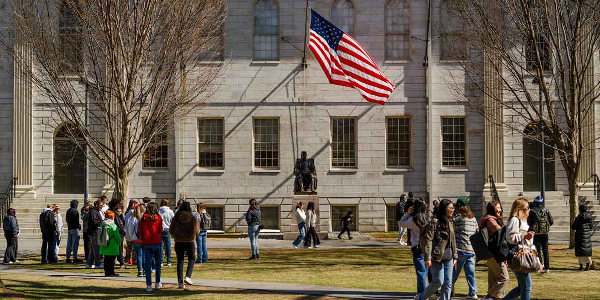 Trump corta millonario financiamiento a Harvard tras desacuerdo por política universitaria
