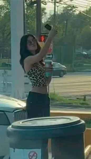 Captan a chica vaciando su café de Oxxo en vaso de Starbucks
