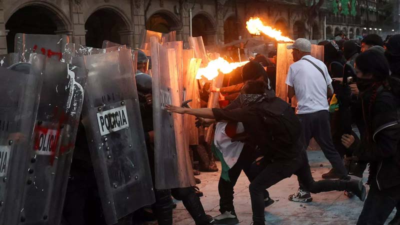 Vandalismo y disturbios marcan la conmemoración del 2 de octubre en CDMX