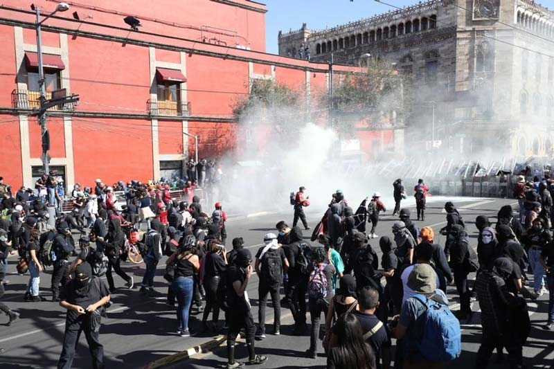 Vandalismo y disturbios marcan la conmemoración del 2 de octubre en CDMX