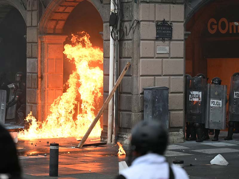 Vandalismo y disturbios marcan la conmemoración del 2 de octubre en CDMX