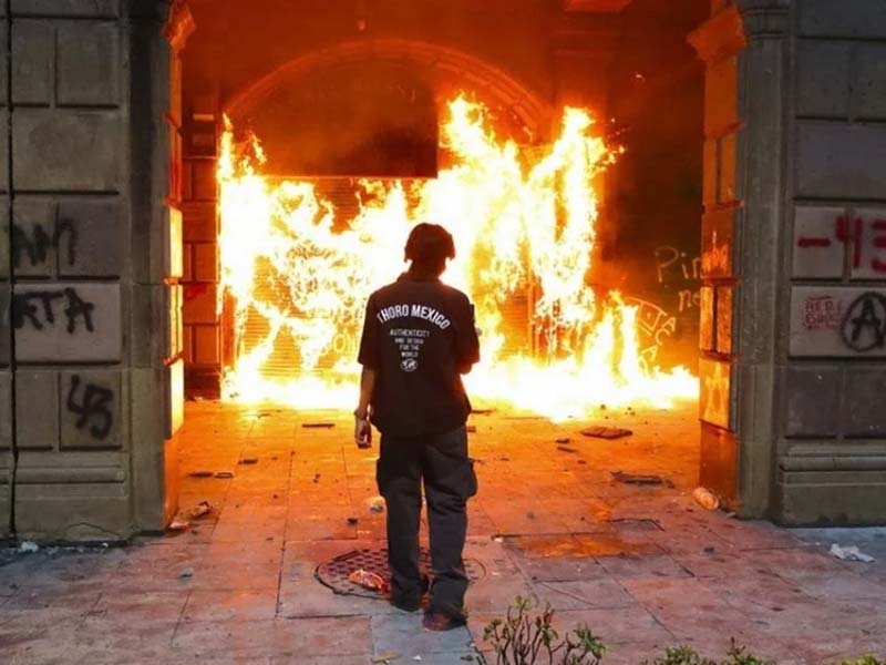 Vandalismo y disturbios marcan la conmemoración del 2 de octubre en CDMX
