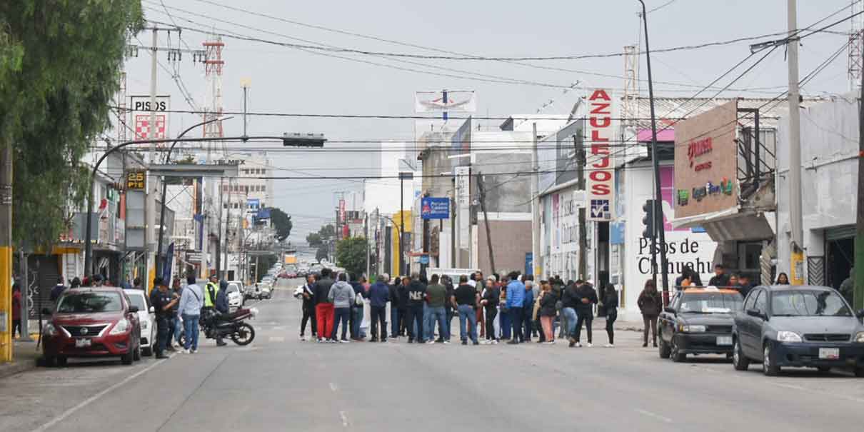 Vecinos cerraron la 25 Poniente, no quieren el Estacionamiento Rotativo