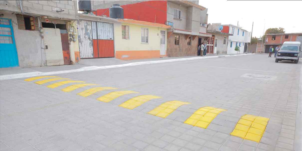  Puebla, Pue. El gerente del ayuntamiento de Puebla, Adán Domínguez Sánchez realizó la entrega de la calle 93 oriente, la cual fue rehabilitada a tras del programa Construyendo Contigo, con una inversión de 1.2 millones de pesos. El funcionario municipal dijo que, se realizó en equipo entre las vecinas y vecinos de la colonia 16 de Septiembre Sur. Dijo que, a través de esta iniciativa, el ayuntamiento pone el material y los vecinos la mano de obra, con ello se realizó la colocación de adoquín, instalación de dentellones, entre otros. Te puede interesar: Los Barrios de San Antonio y El Refugio cuentan con mejor imagen urbana Recordó que para ser parte del programa Construyendo Contigo pueden escribir al whatsapp: 22 15 97 27 64 y en las redes sociales del ayuntamiento: tw: @pueblaayto fb: HAyuntamientoDePuebla *BC 