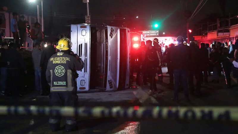 Volcadura de microbús Ruta 52 en Amalucan deja 30 heridos y caos vial en Puebla