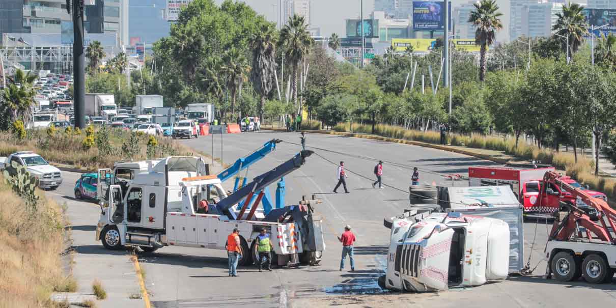 Volcadura de tráiler con tanques de gas en la Vía Atlixcáyotl genera caos vial