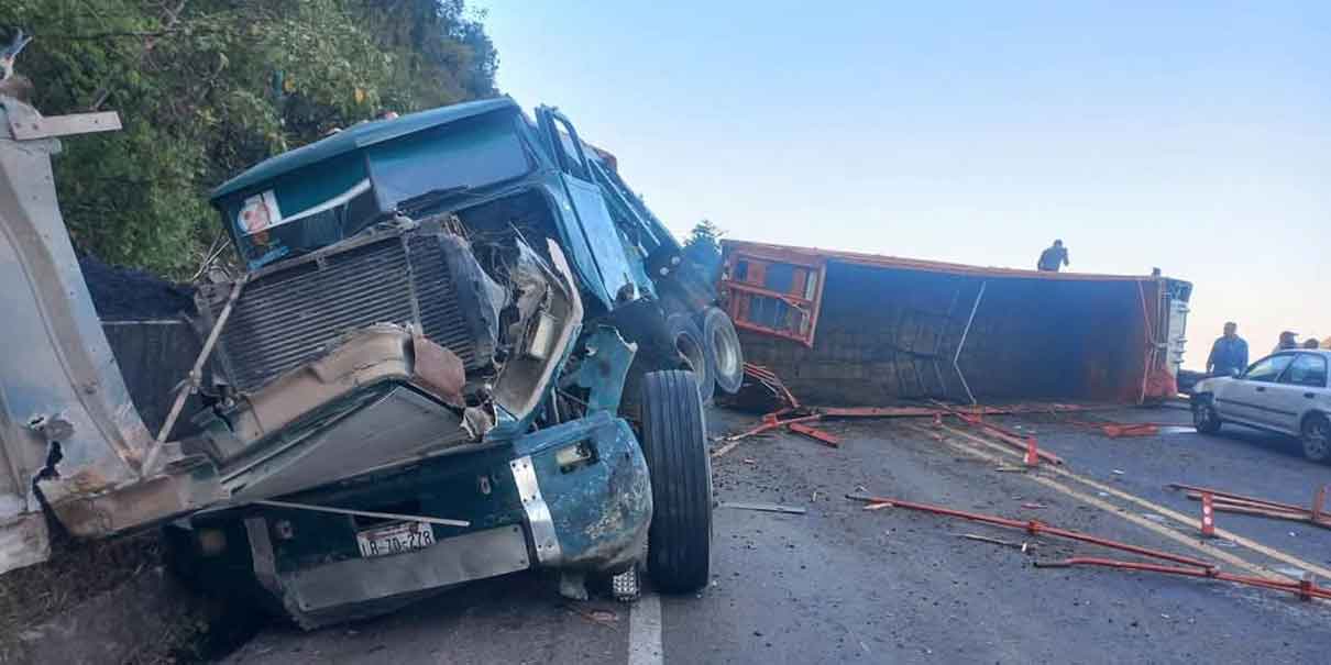 Volcadura de tráiler en Tlacuilotepec causa caos vial y fuga de ganado