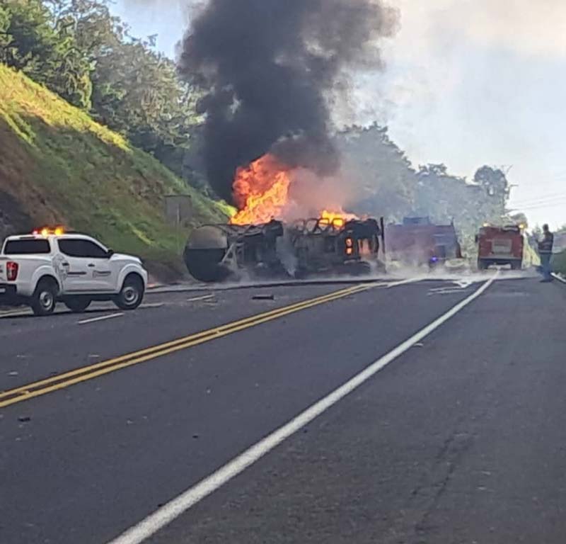 Volcadura e incendio de pipa en Huauchinango provoca cierre de autopista