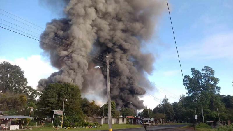 Volcadura e incendio de pipa en Huauchinango provoca cierre de autopista