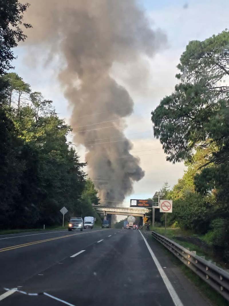 Volcadura e incendio de pipa en Huauchinango provoca cierre de autopista