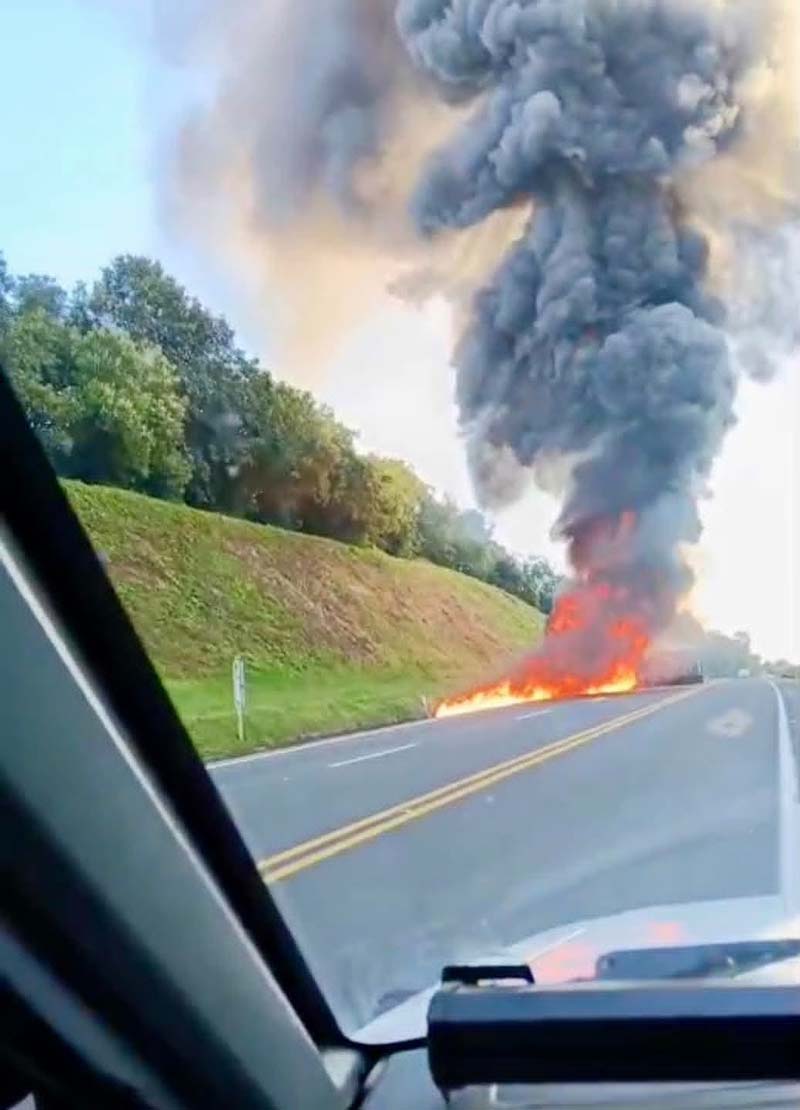 Volcadura e incendio de pipa en Huauchinango provoca cierre de autopista