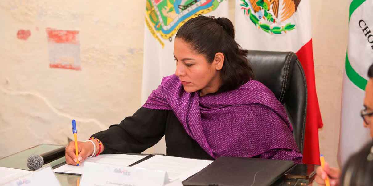 Guadalupe Cuautle firma convenio