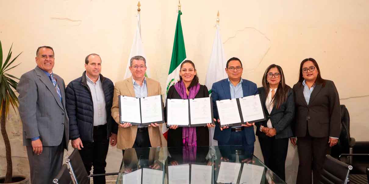 Guadalupe Cuautle firma convenio