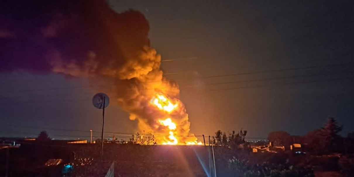 Impresionante incendio en recicladora en Canoa; más de cinco horas de lucha contra las llamas