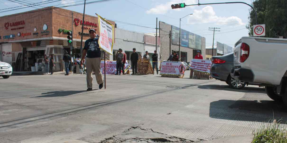 Otra protesta contra los Parquímetros, vecinos cerraron el bulevar Atlixco