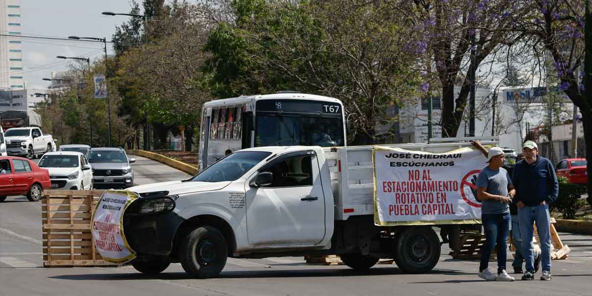 Otra protesta contra los Parquímetros, vecinos cerraron el bulevar Atlixco