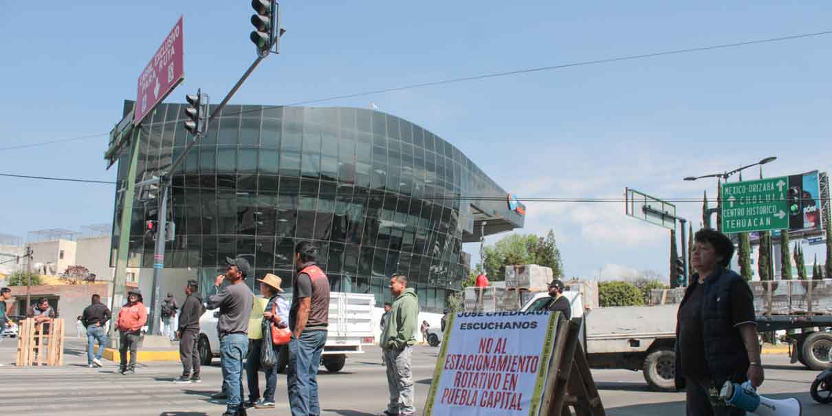Otra protesta contra los Parquímetros, vecinos cerraron el bulevar Atlixco