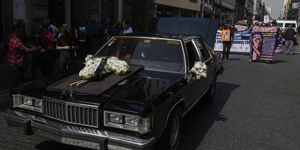 Puebla, Pue. El gremio veterinario de Puebla se sumó a la petición de justicia, por la muerte de Héctor Hernández, en el municipio de Tultepec, Estado de México, con una marcha por el centro histórico de la capital poblana. Médicos veterinarios realizaron una marcha sobre Avenida Reforma hacia el zócalo para exigir el cese del acoso y la violencia contra quienes ejercen esta profesión. Veterinarios poblanos se sumaron a petición de seguridad La manifestación surge tras el caso de Héctor González, veterinario asesinado presuntamente por los dueños de una perra que atendió. Además de exigir justicia, los participantes buscan visibilizar la importancia de su labor y reforzar la unión dentro del gremio. Este martes, integrantes del gremio de veterinarios convocaron a una marcha y paro nacional por el asesinato de su compañero en el Estado de México y Puebla se sumó a esta movilización con una marcha del Paseo Bravo al zócalo de la capital. Veterinarios poblanos se sumaron a petición de seguridadVeterinarios poblanos se sumaron a petición de seguridad El asesinato Héctor Hernández Cañas fue apuñalado por los dueños de una perrita Yorkshire que murió por complicaciones tras ser operada para retirarle un hueso que bloqueaba su esófago. Hernández Cañas, quien tenía un consultorio en el municipio de Tultepec, publicó en sus redes sociales ser víctima de amenazas y extorsión por parte de una pareja. Explicó que había atendido a una perrita de nombre Mía que presentaba una obstrucción en el esófago que se le había producido por un hueso que ingirió. Veterinarios poblanos se sumaron a petición de seguridad Héctor Hernández señaló que realizó todos los procedimientos para llegar al diagnóstico correcto, y que por su parte los dueños hicieron otros estudios sólo para llegar al mismo diagnóstico. Tras llevar a cabo la operación, la perrita fue internada para su recuperación, pero murió por problemas de salud derivados de la atención tardía. A pesar de que el veterinario informó a los dueños que el estado de Mía