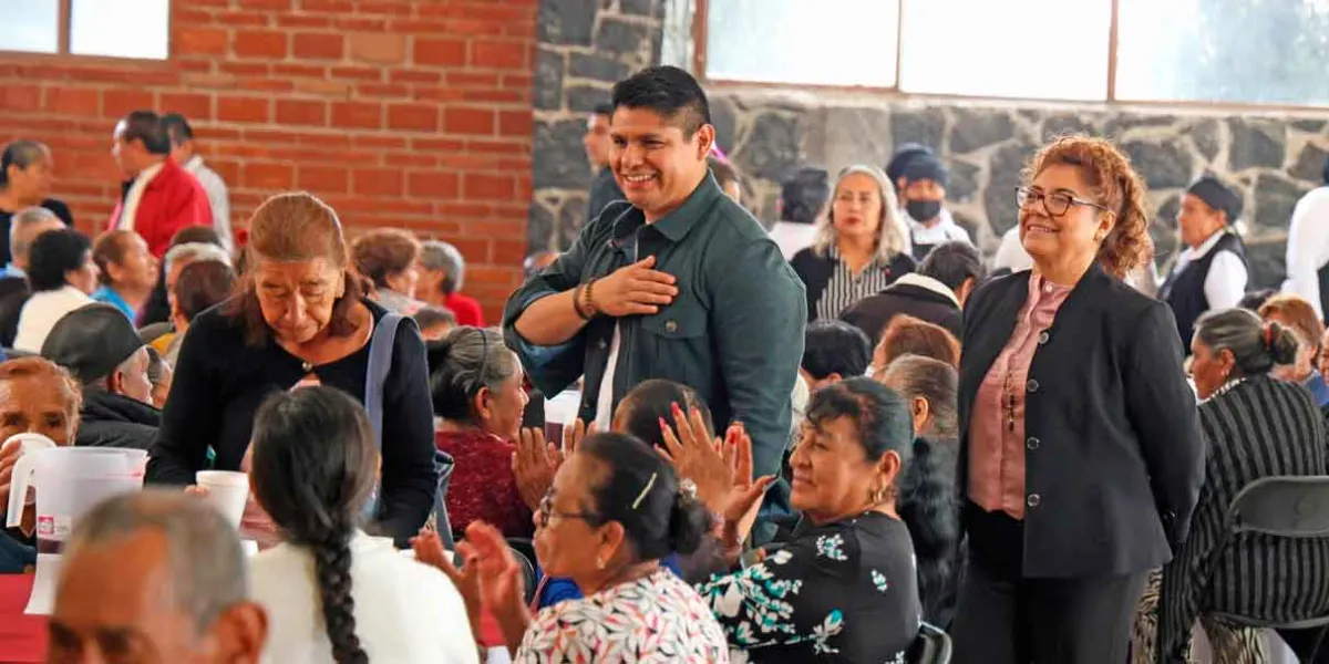Omar Muñoz y Tere Alfaro festejan a los abuelitos de Cuautlancingo