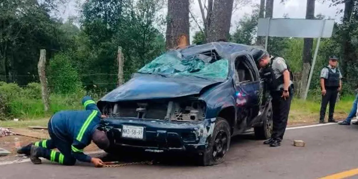 Un muerto y siete heridos al volcar camioneta en la zona de Zacatlán