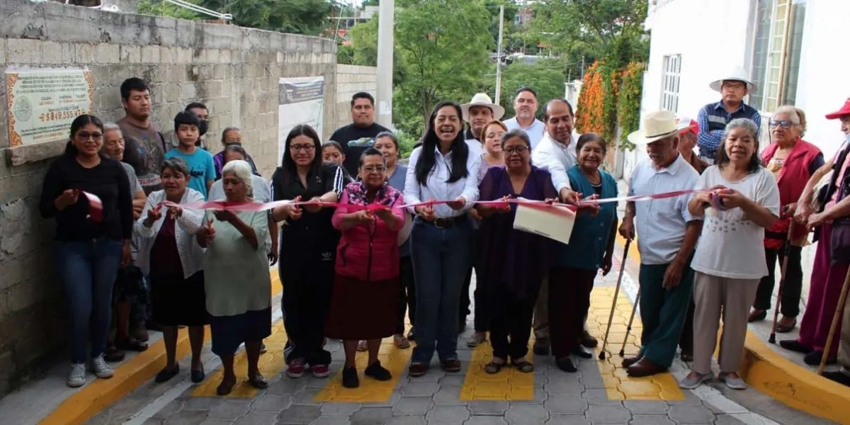 Ariadna Ayala entregó pavimentación en la colonia Los Ángeles en Atlixco