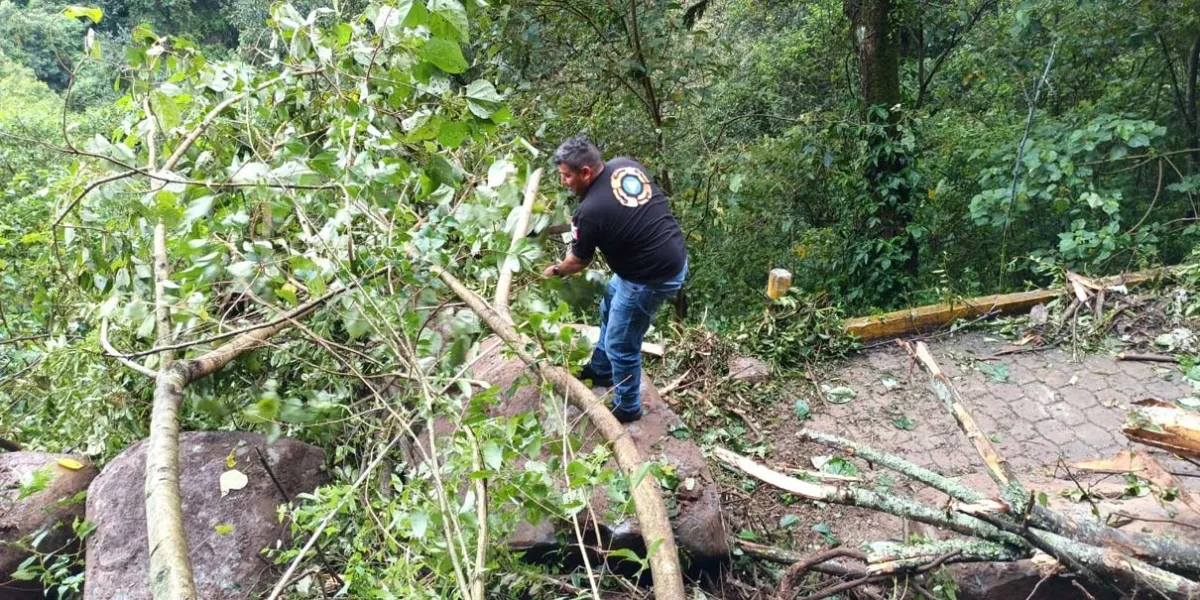 Emplean maquinaria para liberar el camino a Cuacuila, Huauchinango