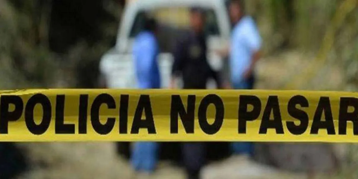 Encuentran cuerpo semi enterrado en lote baldío de Tehuacán