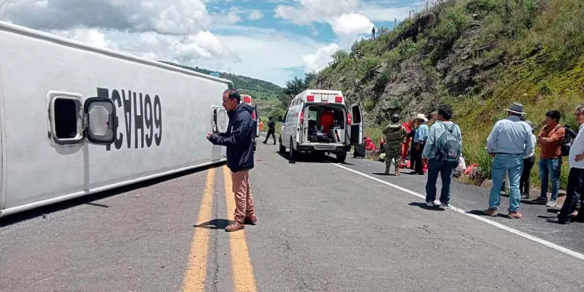 Cuatro lesionados en volcadura de autobús ATAH en la autopista Apizaco–Tejocotal