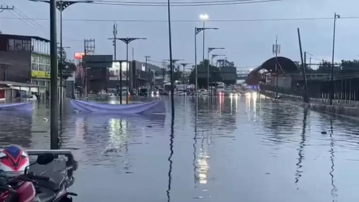 Inundaciones en Iztapalapa y en la Línea A del Metro tras tormenta en la Ciudad de México