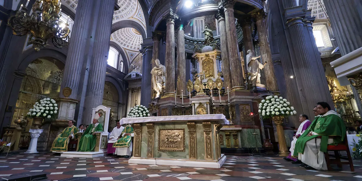 Víctor Sánchez Espinosa pide orar por gobernantes y anuncia nuevo altar en la Catedral de Puebla