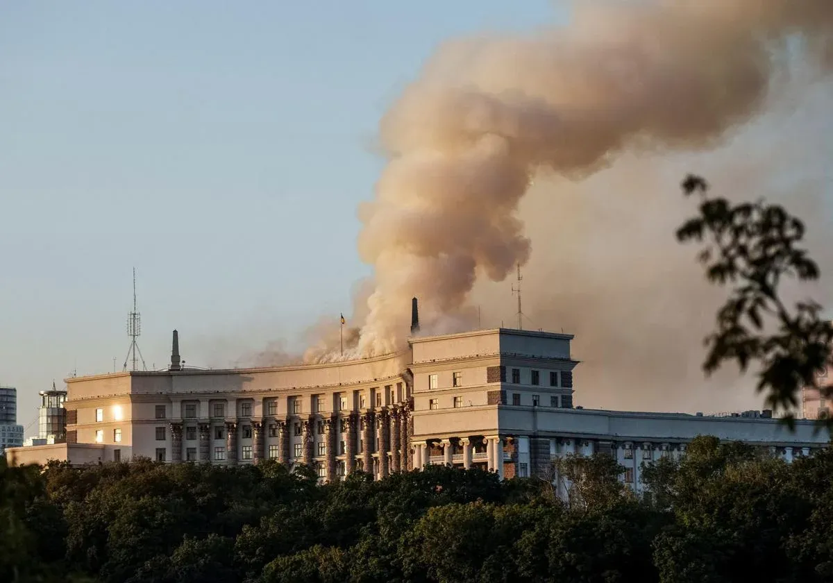 Zelensky califica de "despiadado" el nuevo ataque ruso que alcanzó el edificio del Gabinete