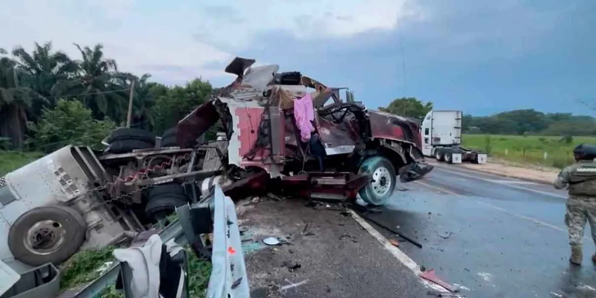 Muere chofer de Xicotepec al volcar su camión ganadero en la carretera Palenque-Catazajá