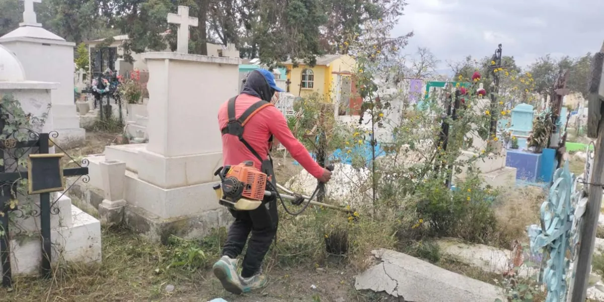 Con pintura y retiro de maleza, Chalchicomula se prepara para las visitas al panteón