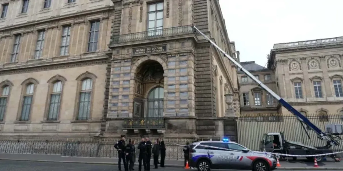 Así fue el asalto relámpago al Museo del Louvre, donde robaron joyas de la realeza francesa