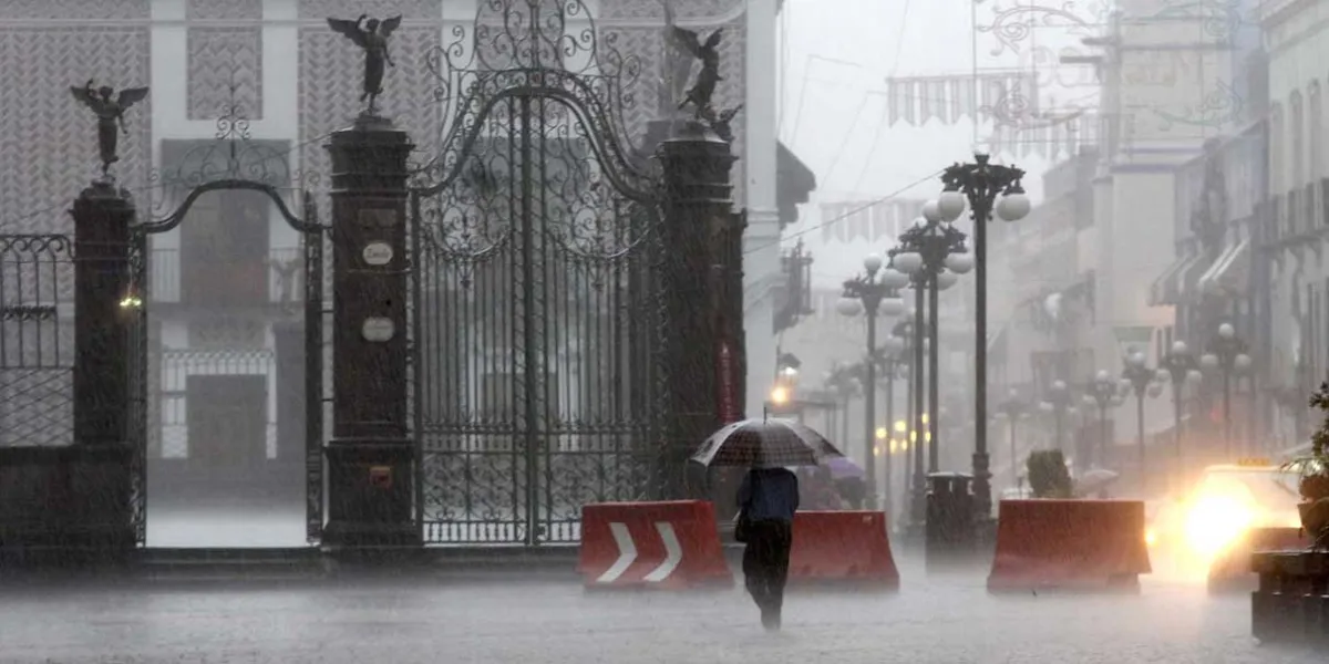 Lluvias fuertes y descargas eléctricas en Puebla por Onda Tropical 39