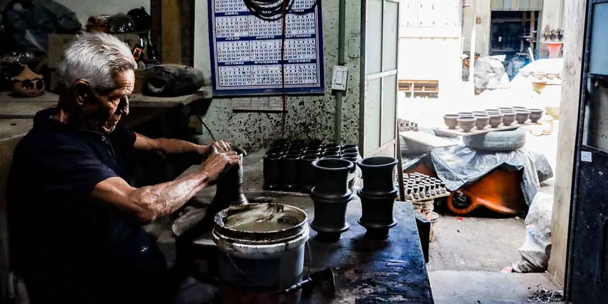 En Puebla, Arturo López mantiene viva la tradición alfarera del Barrio de la Luz