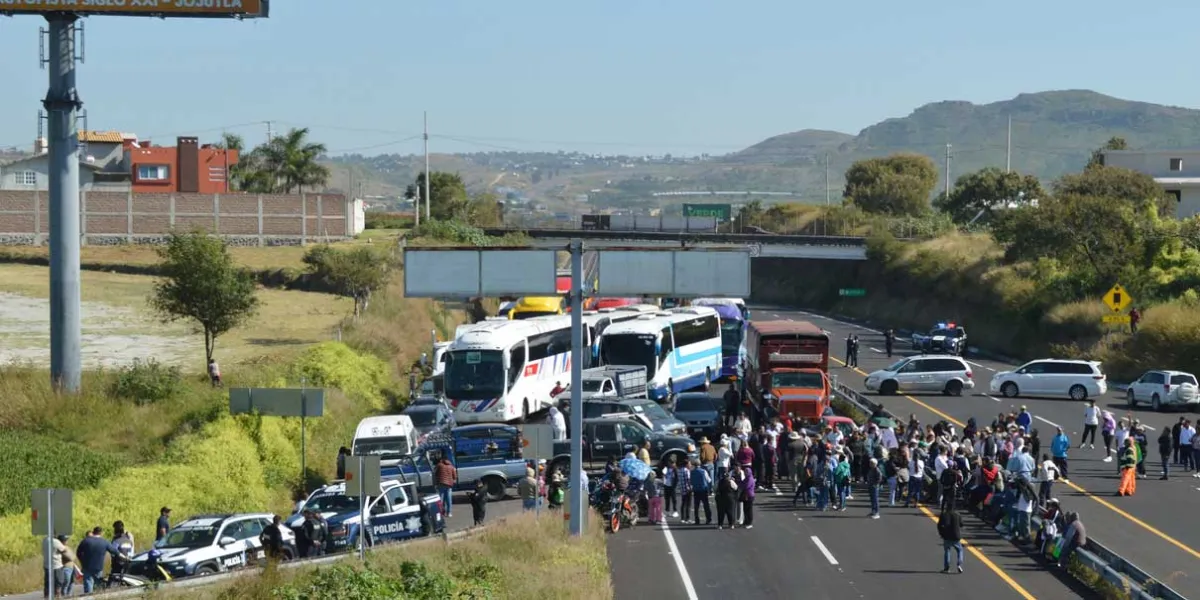 Autopista hacia Atlixco cerrada; exigen aparición de maestra