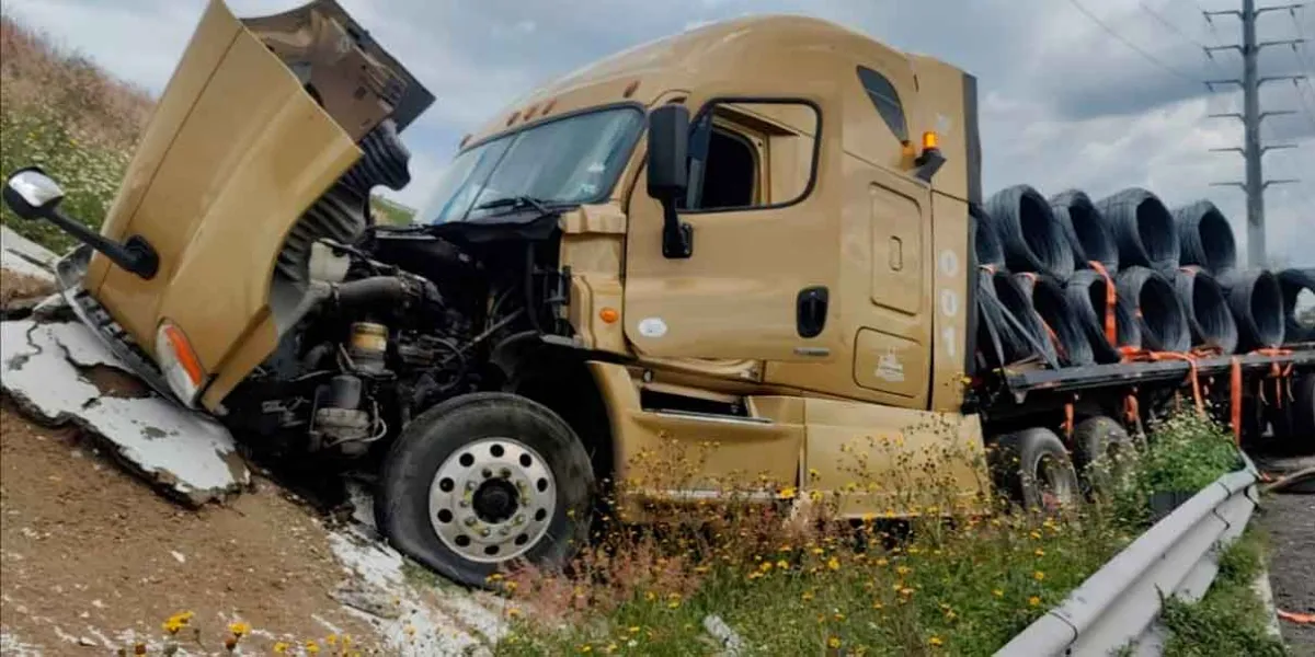 Tráiler se accidenta cerca del aeropuerto Hermanos Serdán; conductor ileso