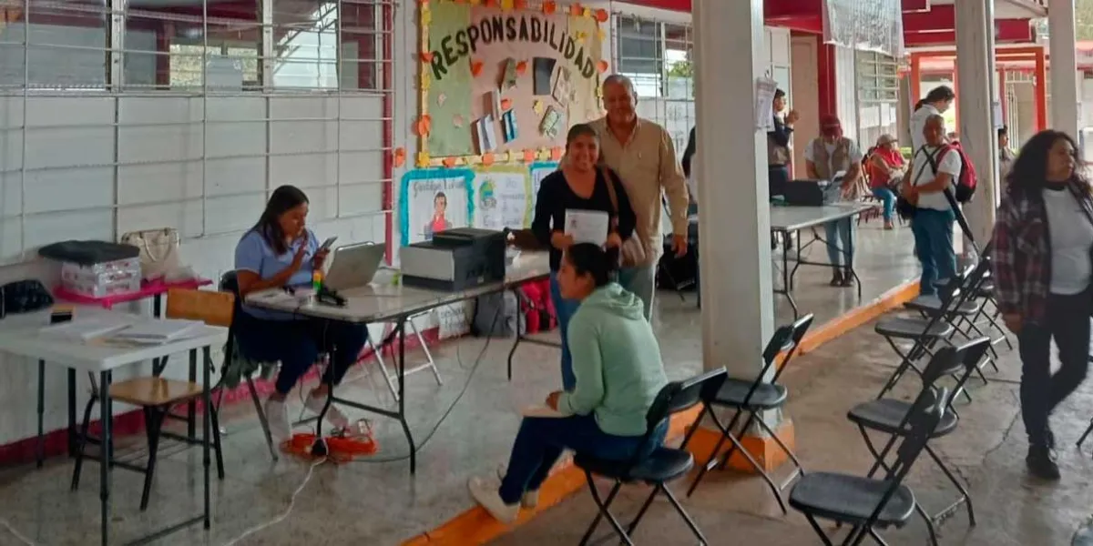 Afectados por lluvias en Huauchinango recibieron constancias de identidad 