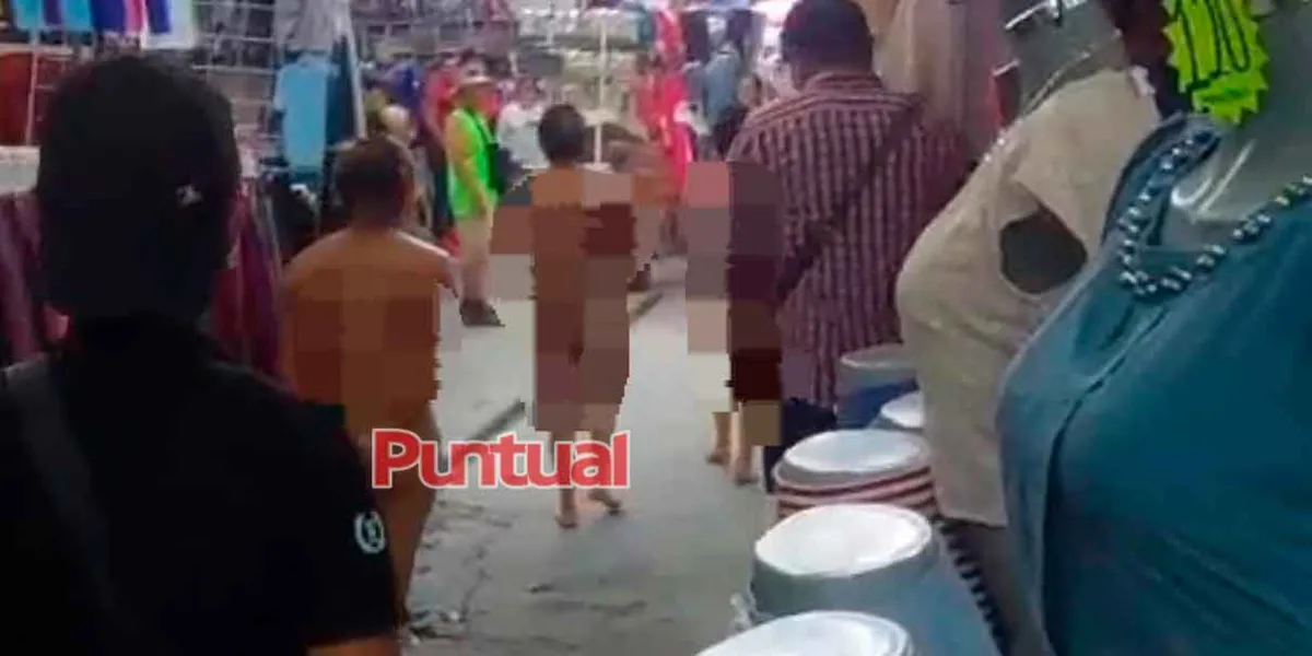 Golpean y humillan a presuntas farderas en el tianguis de San Martín Texmelucan