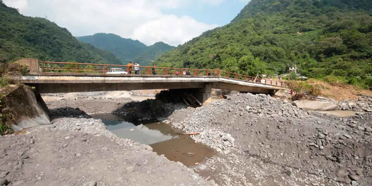 Rehabilitarán gobierno federal y estatal puente que comunica a Zihuateutla y Tlaola