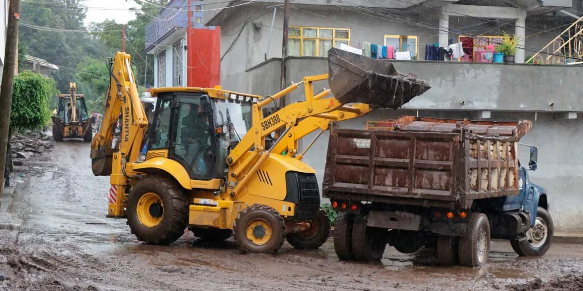 Maquinaria trabaja para liberar caminos; hay mil 600 personas en 12 albergues 