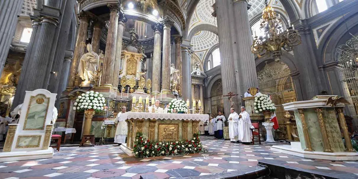 Catedral de Puebla renueva su altar con mármol y ónix de Verona, símbolo de fe y modernidad