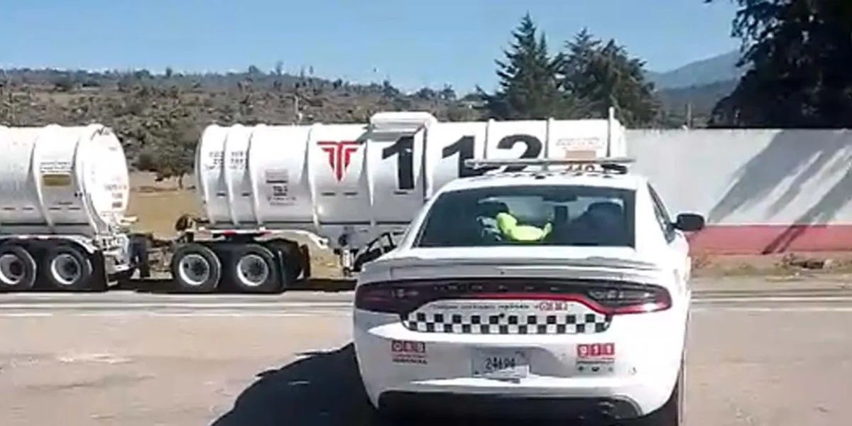 Tráiler abandonado en Serdán, Puebla, genera alarma por posible combustible