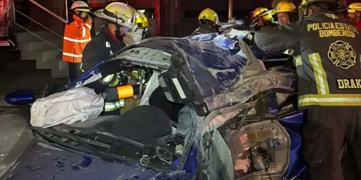 Dos jóvenes mueren en arrancones sobre la Vía Atlixcáyotl; auto choca contra poste de CFE
