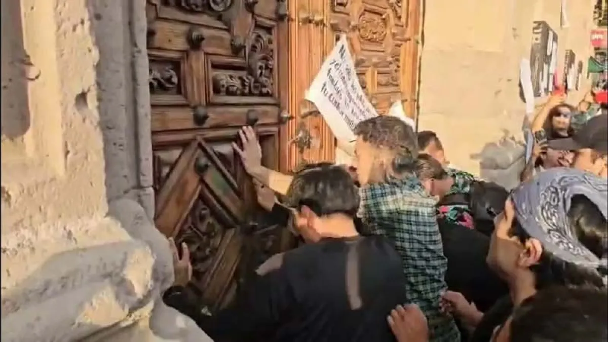 El asesinato de Carlos Manzo prende a Michoacán: irrumpen en Palacio de Gobierno