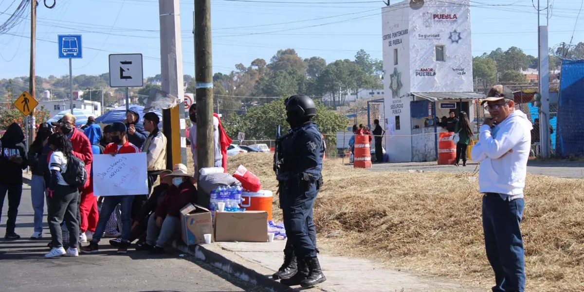 Familiares bloquean acceso al penal de San Miguel por extorsión a presos